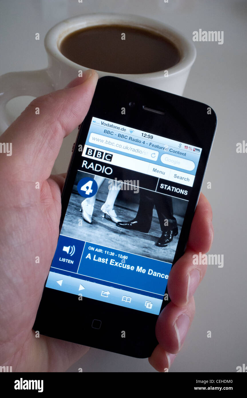 Streaming-BBC Radio 4 online auf ein iPhone 4G Smartphone anhören Stockfoto