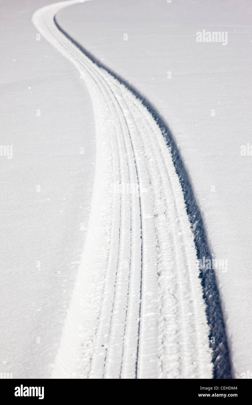 Frische Reifenspuren auf dem Schnee bedeckt Bergstraße in der Nähe von Monarch Pass, Chaffee County, Colorado, USA Stockfoto