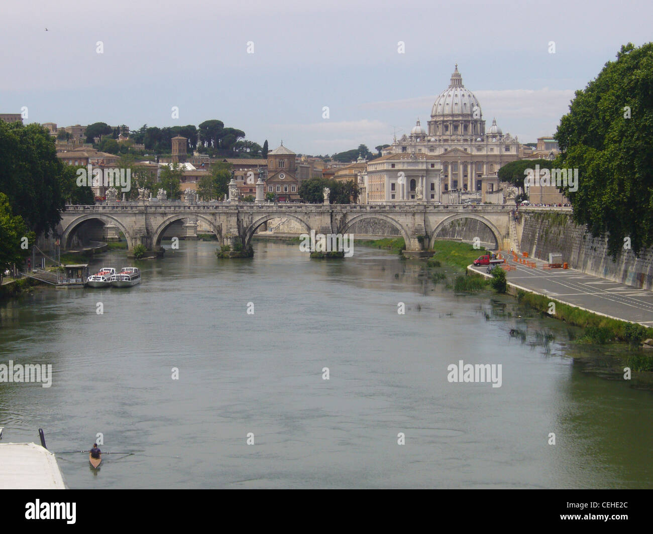 Blick auf St. Peters Dom und der Vatikan von den Tiber, Rom, Italien Stockfoto