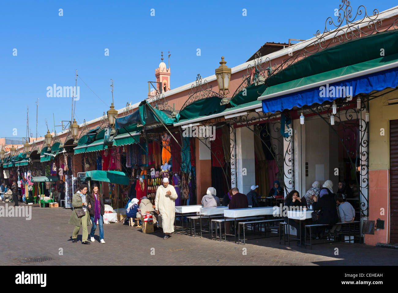 Lokale Restaurants entlang der Kante des Djemaa el Fna Sqare, Marrakesch, Marokko, Nordafrika Stockfoto