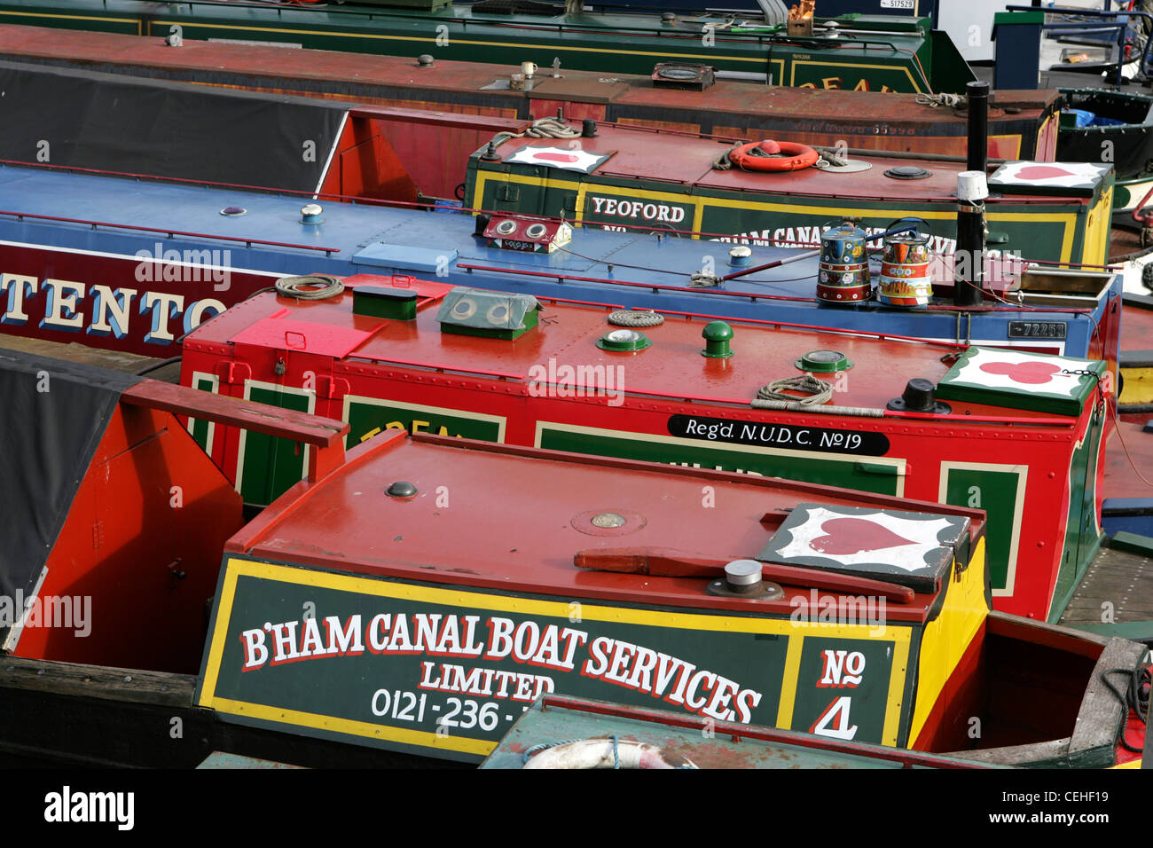 Auswahl der schmale Boote vertäut in Birminham Innenstadt auf dem Birmingham und Worcester Kanal, feb 2012. Stockfoto