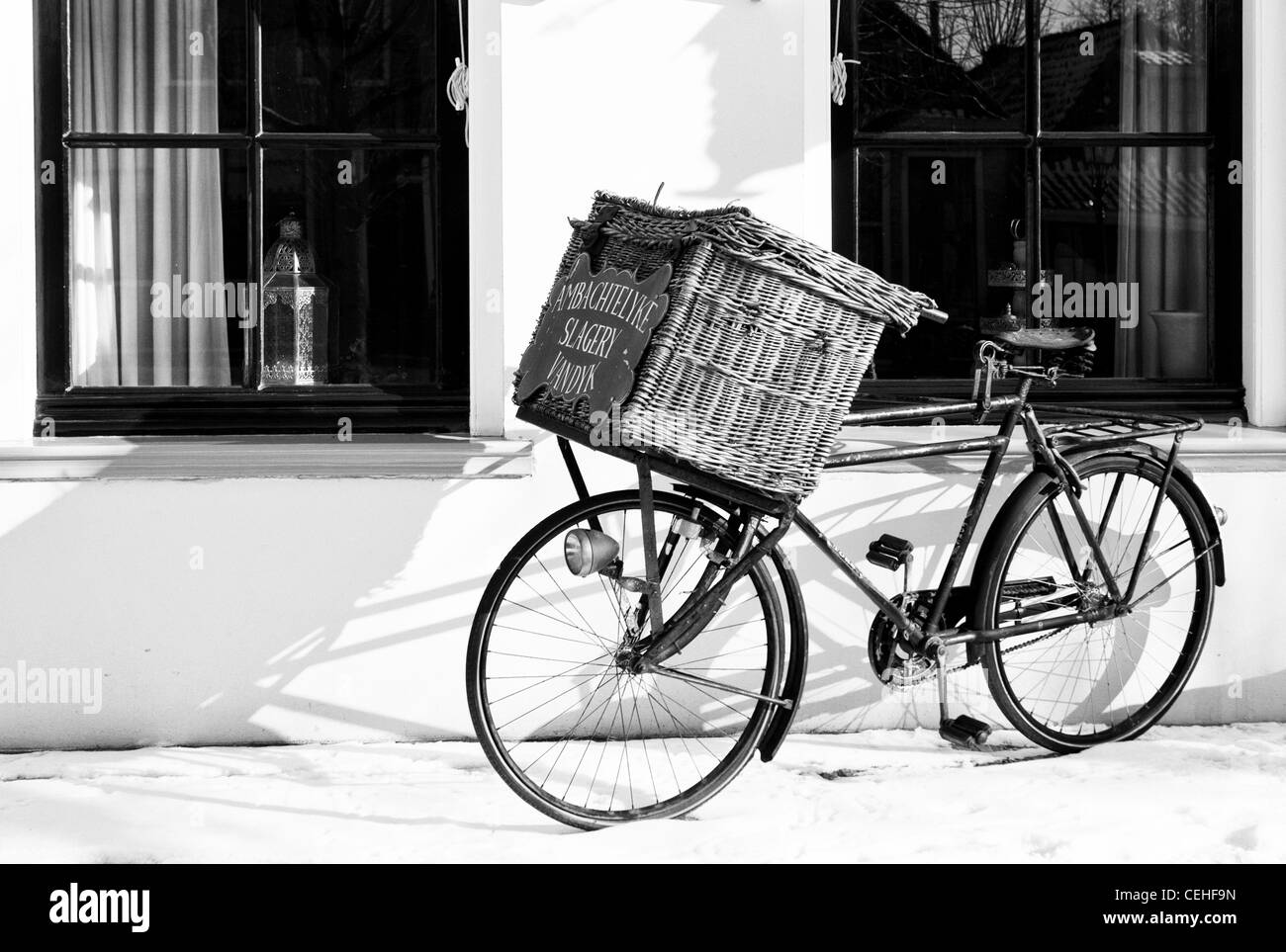 Alte holländische Transport Fahrrad in der historischen Stadt von Sloten - Friesland Stockfoto