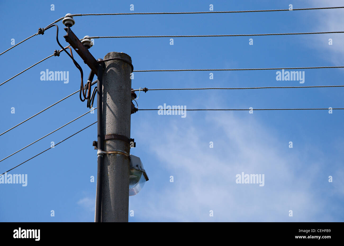 Detailbild der Strommast mit Lampe. Stockfoto