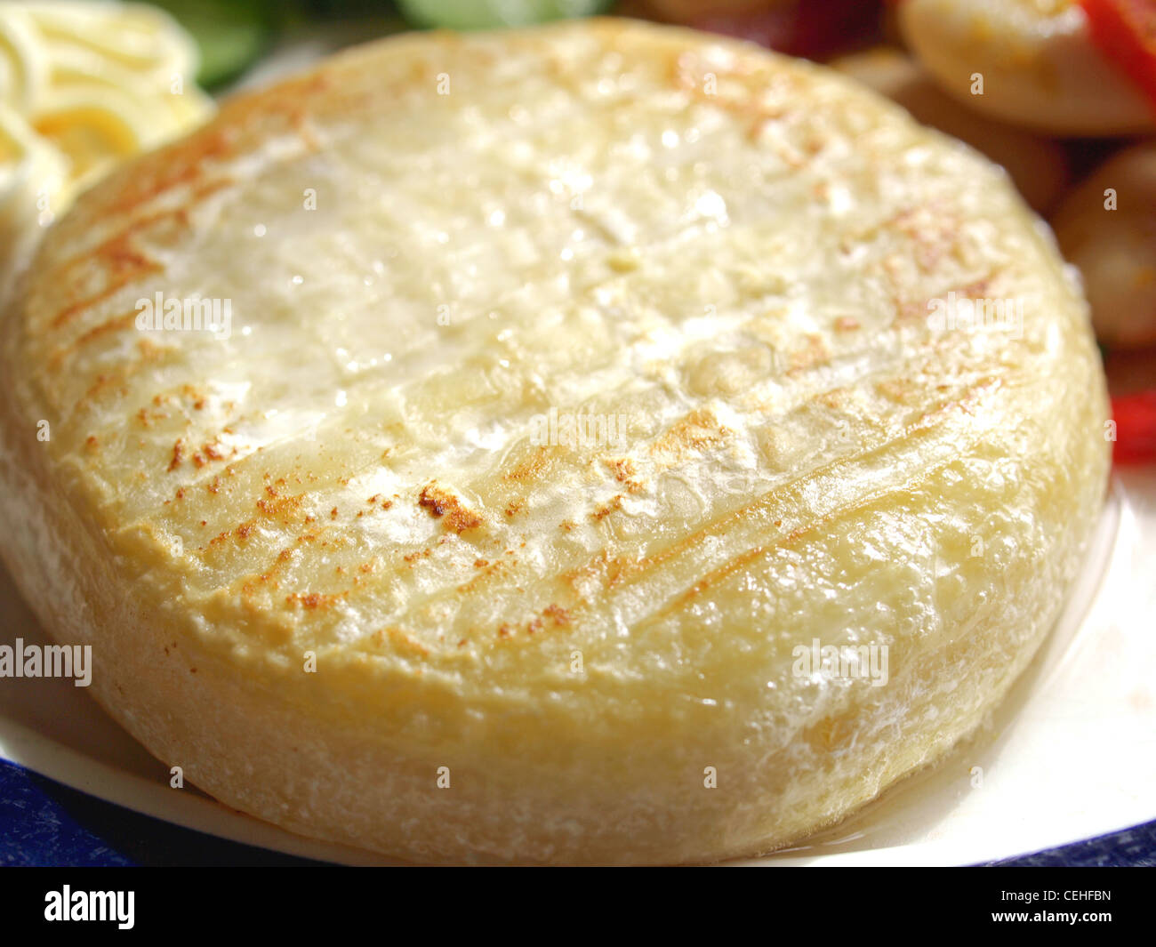 Vegetarisches Hauptgericht einschließlich Käse, Mayonnaise, Curry, Bohnen, Paprika und Gurken Stockfoto