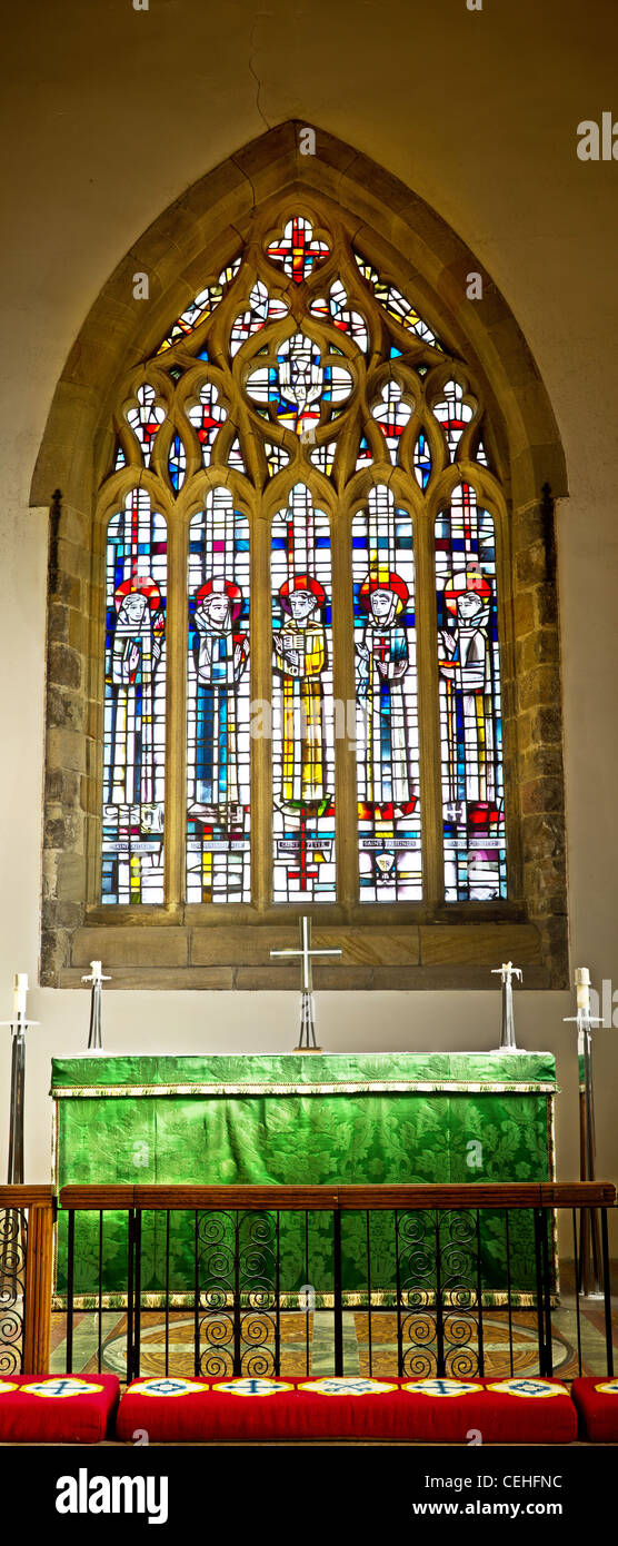 Moderne Glasfenster in der St. Peter Kirche, Wearmouth, einer angelsächsischen Kirche von Benedict Biscop 674 n. Chr. erbaut. Stockfoto