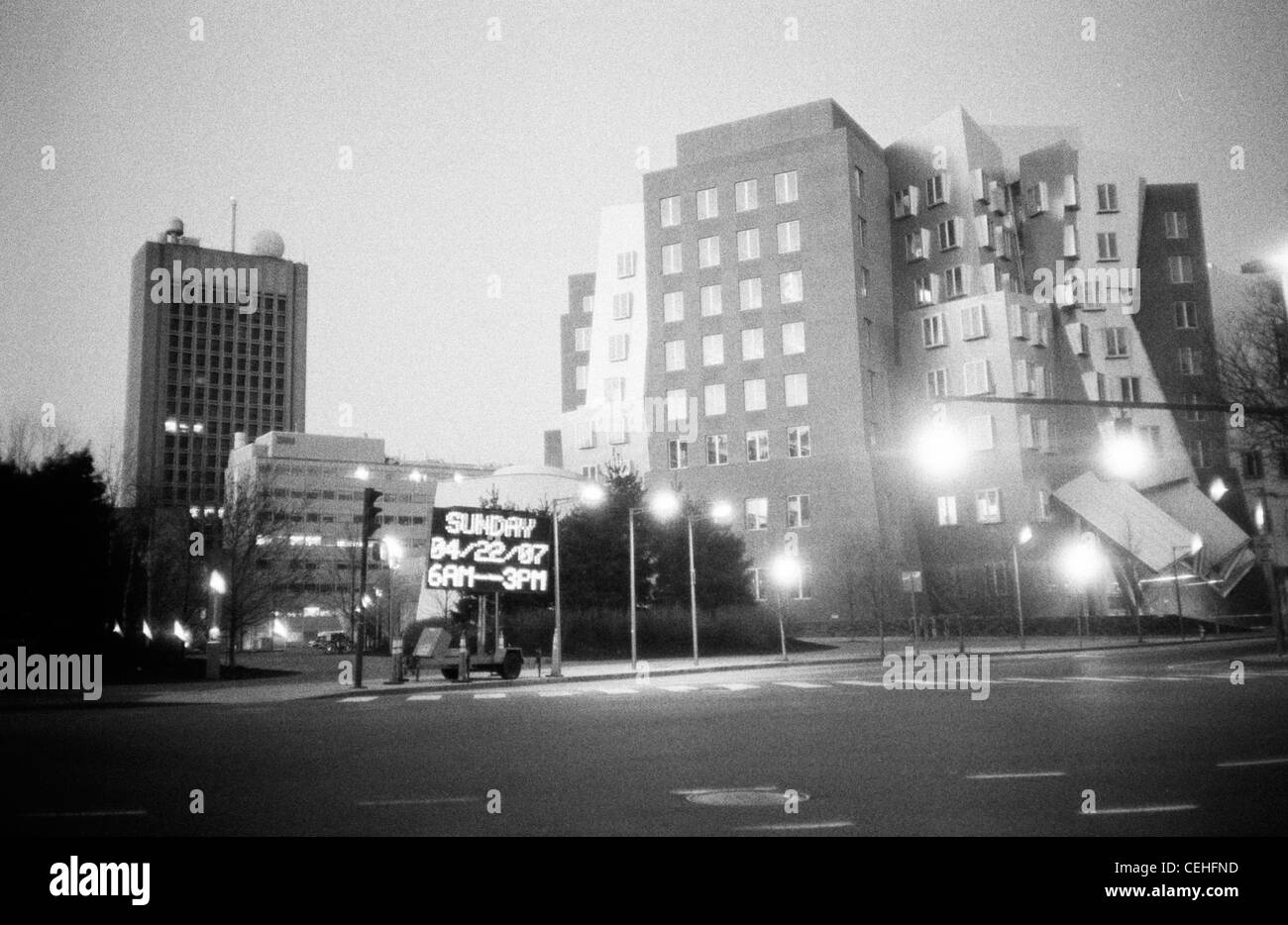 "Mass Ave Brücke geschlossen / Montag, 22. April 07 6 AM-3 PM / Godzilla zu beschwichtigen" elektronische Unterschrift Hack am MIT, 2007 Stockfoto