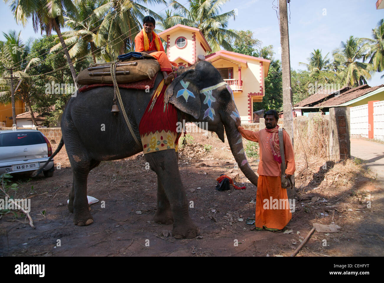 Ein Tempel Elefant mit hinduistischen Mönchen in Candolim, Goa arbeiten. Stockfoto