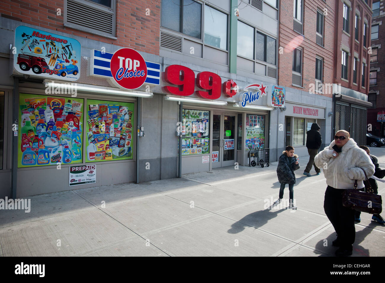 99 Cent-Shop bei Adam Clayton Powell Blvd.in Stadtteil Harlem von New York Stockfoto