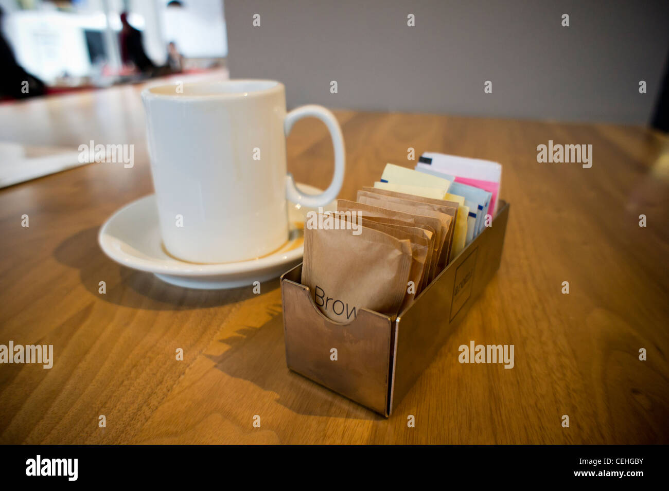 Eine Tasse Kaffee und Zucker und Süßstoff-Pakete werden in eine Espresso-Bar in New York gesehen Stockfoto
