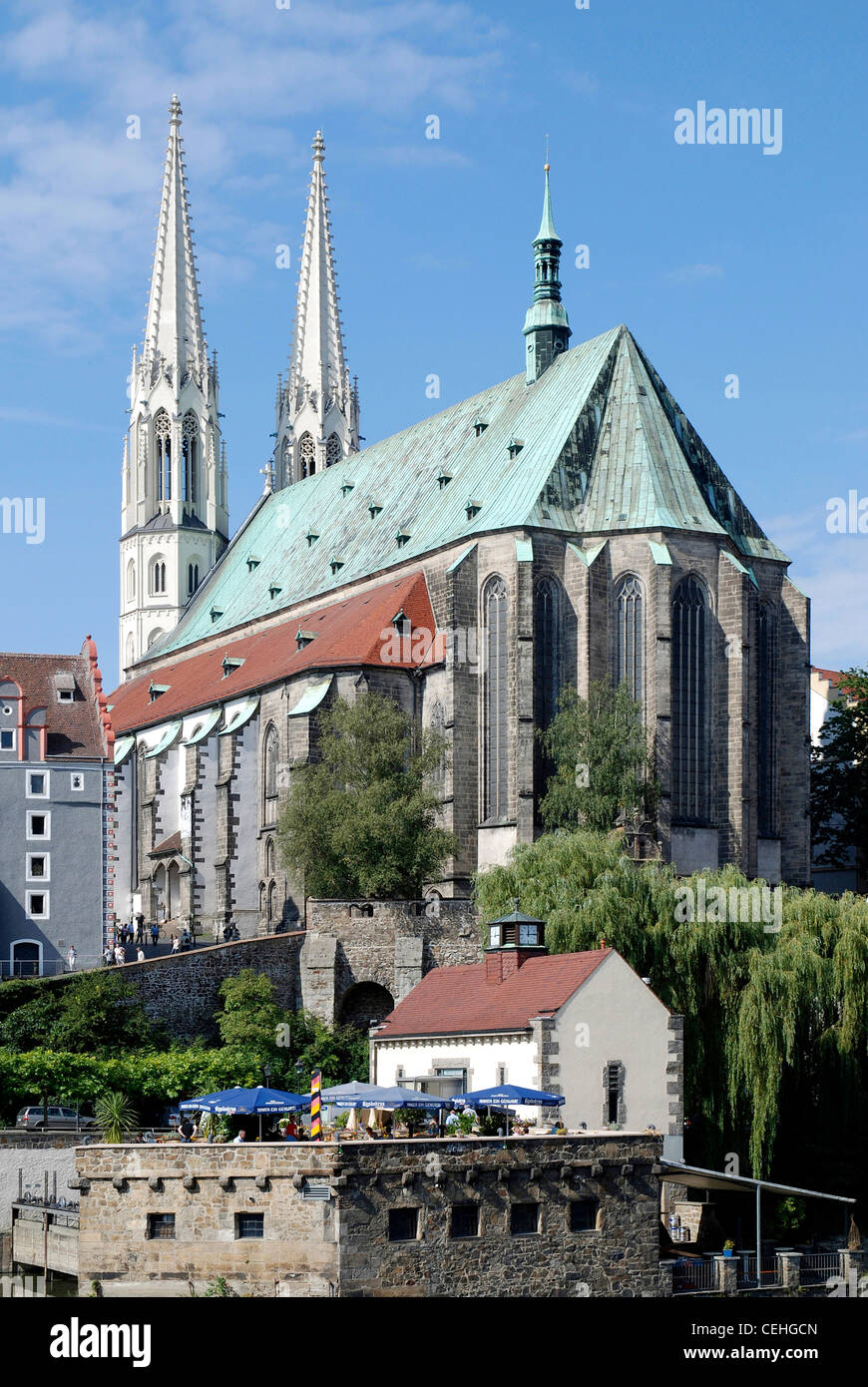 Kirche-Peterskirche am Ufer des Flusses Lausitzer Neiße in Görlitz. Stockfoto