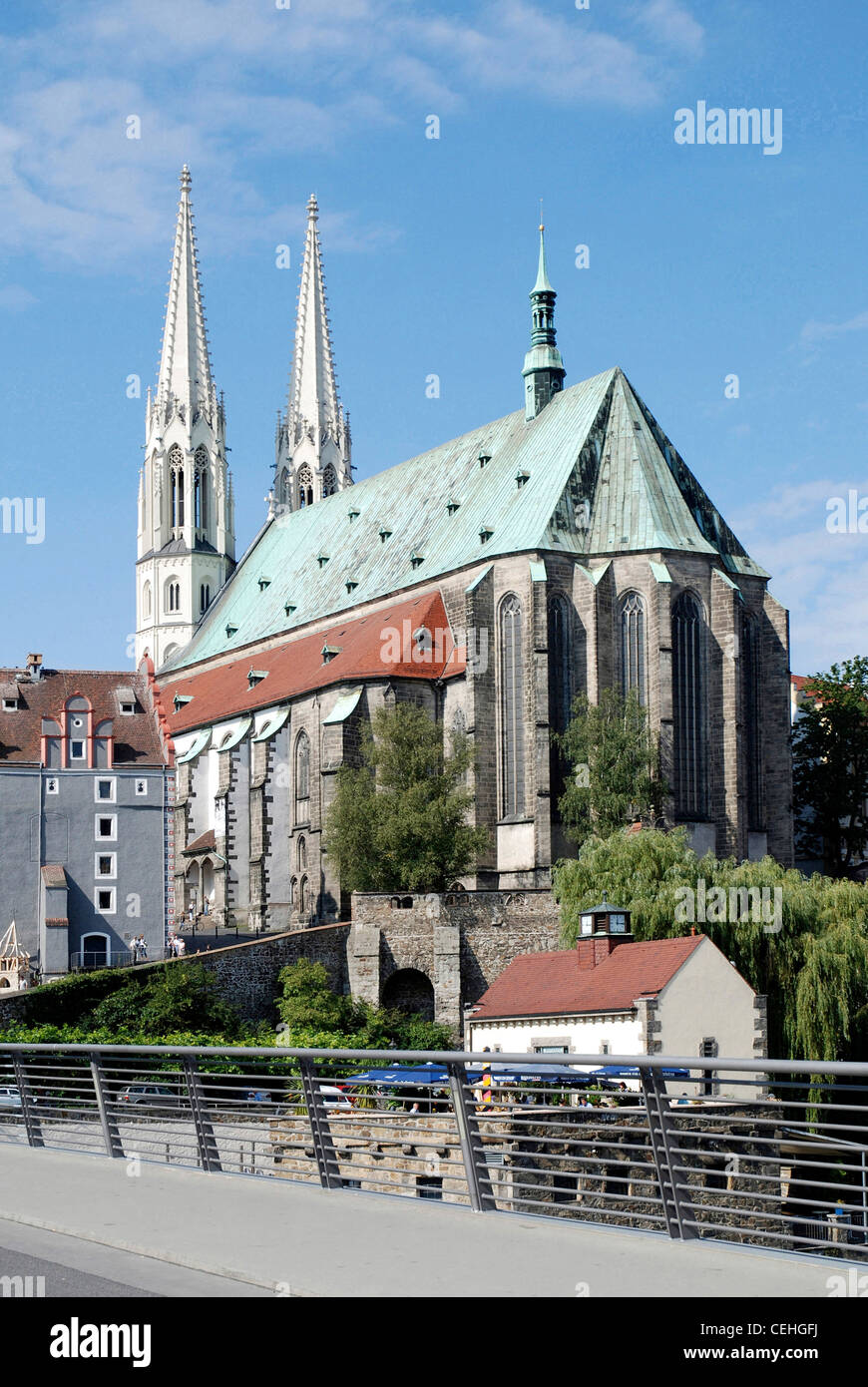 Kirche-Peterskirche am Ufer des Flusses Lausitzer Neiße in Görlitz. Stockfoto