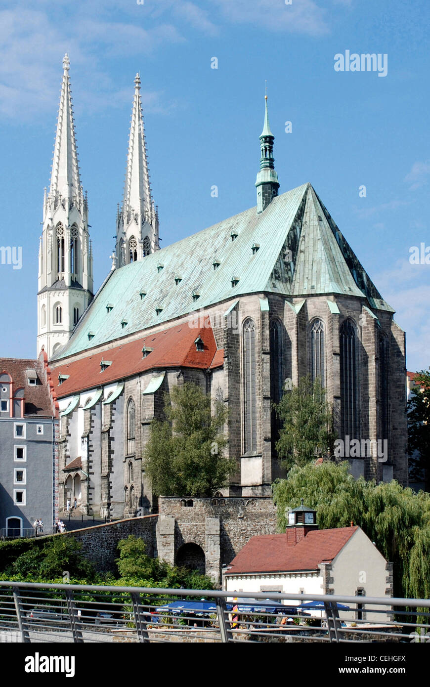 Kirche-Peterskirche am Ufer des Flusses Lausitzer Neiße in Görlitz. Stockfoto