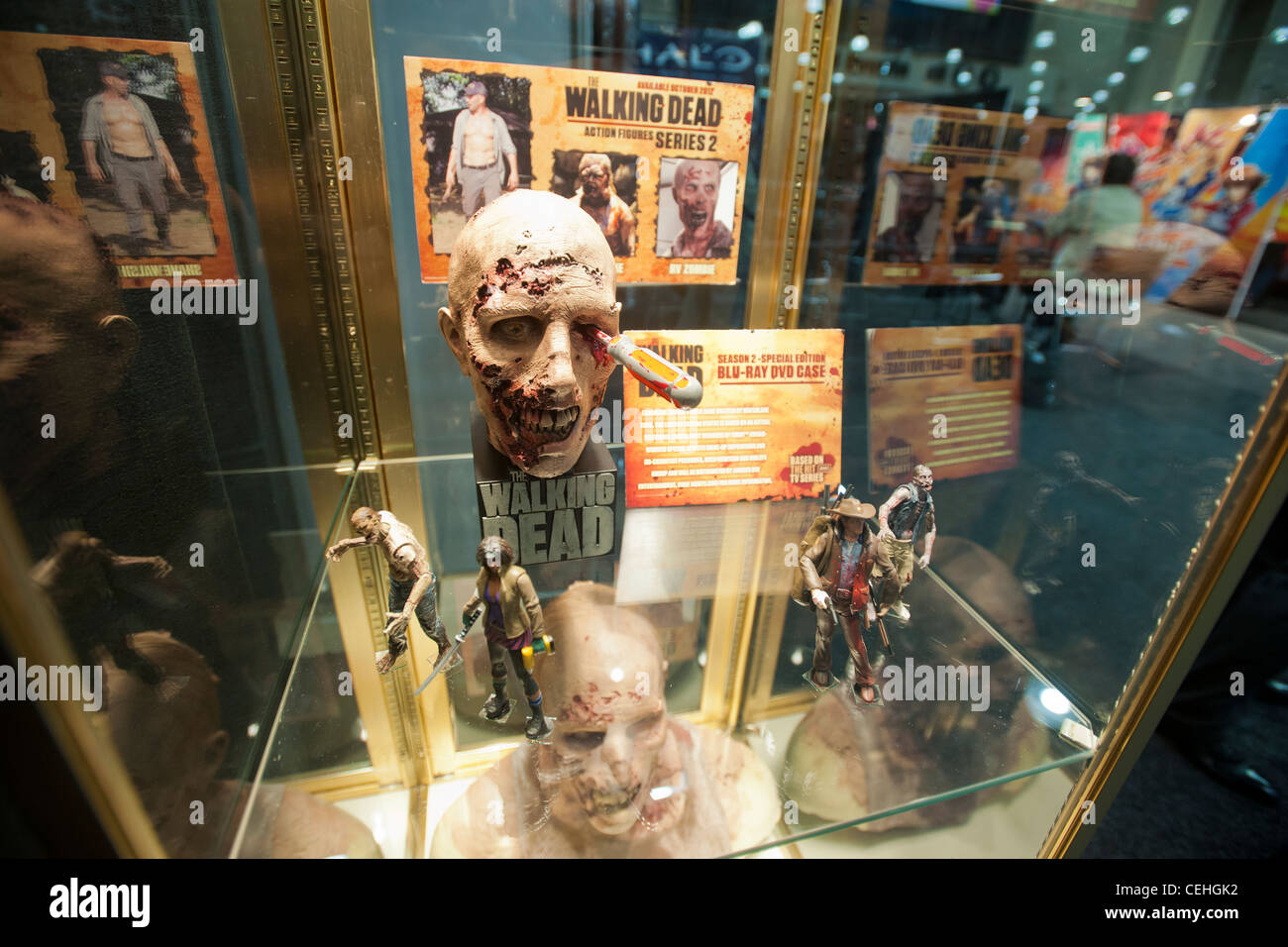 Action-Figuren, die basierend auf der erfolgreichen AMC TV-Serie, "The Walking Dead" und eine Blu-Ray-dvd des Programms von Toy Fair in New York Stockfoto Action-Figuren, die basierend auf der erfolgreichen AMC TV-Serie, "The Walking Dead" und eine Blu-Ray-dvd des Programms von Toy Fair in New York Stockfoto