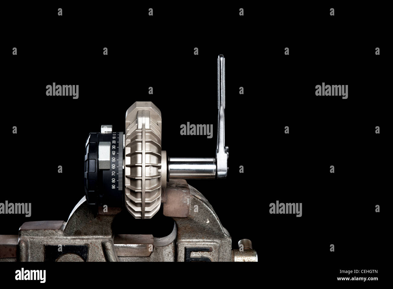 Eine kleine mechanische Pumpe in einen Schraubstock isoliert auf schwarz für die Platzierung der Kopie. Stockfoto