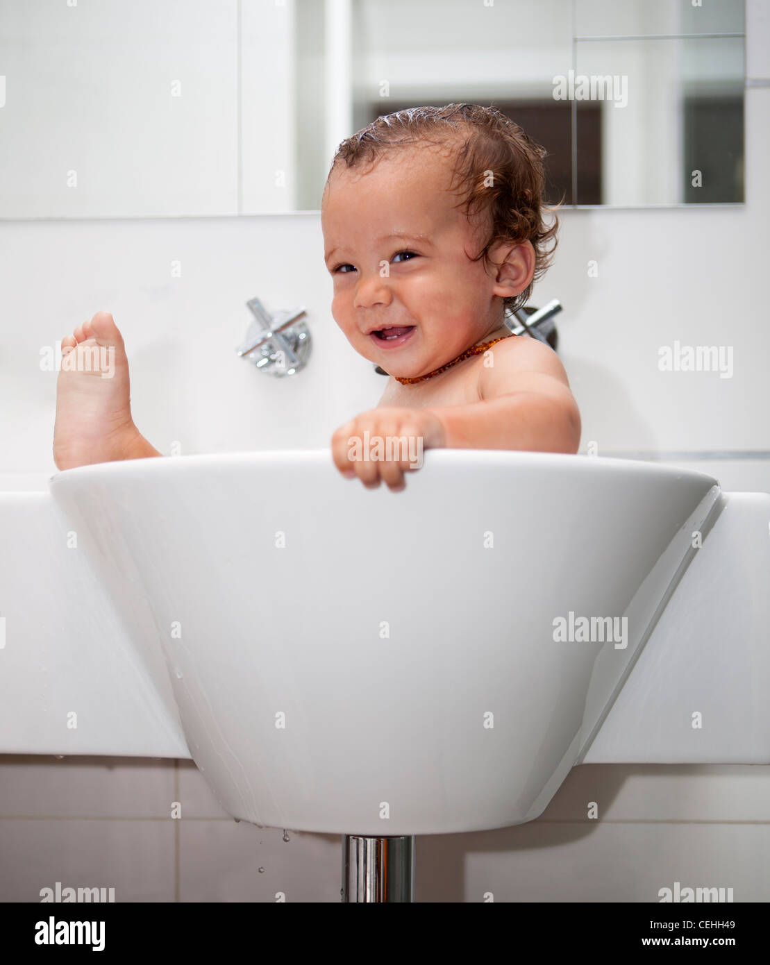 Baby Baden im Waschbecken Stockfotografie - Alamy