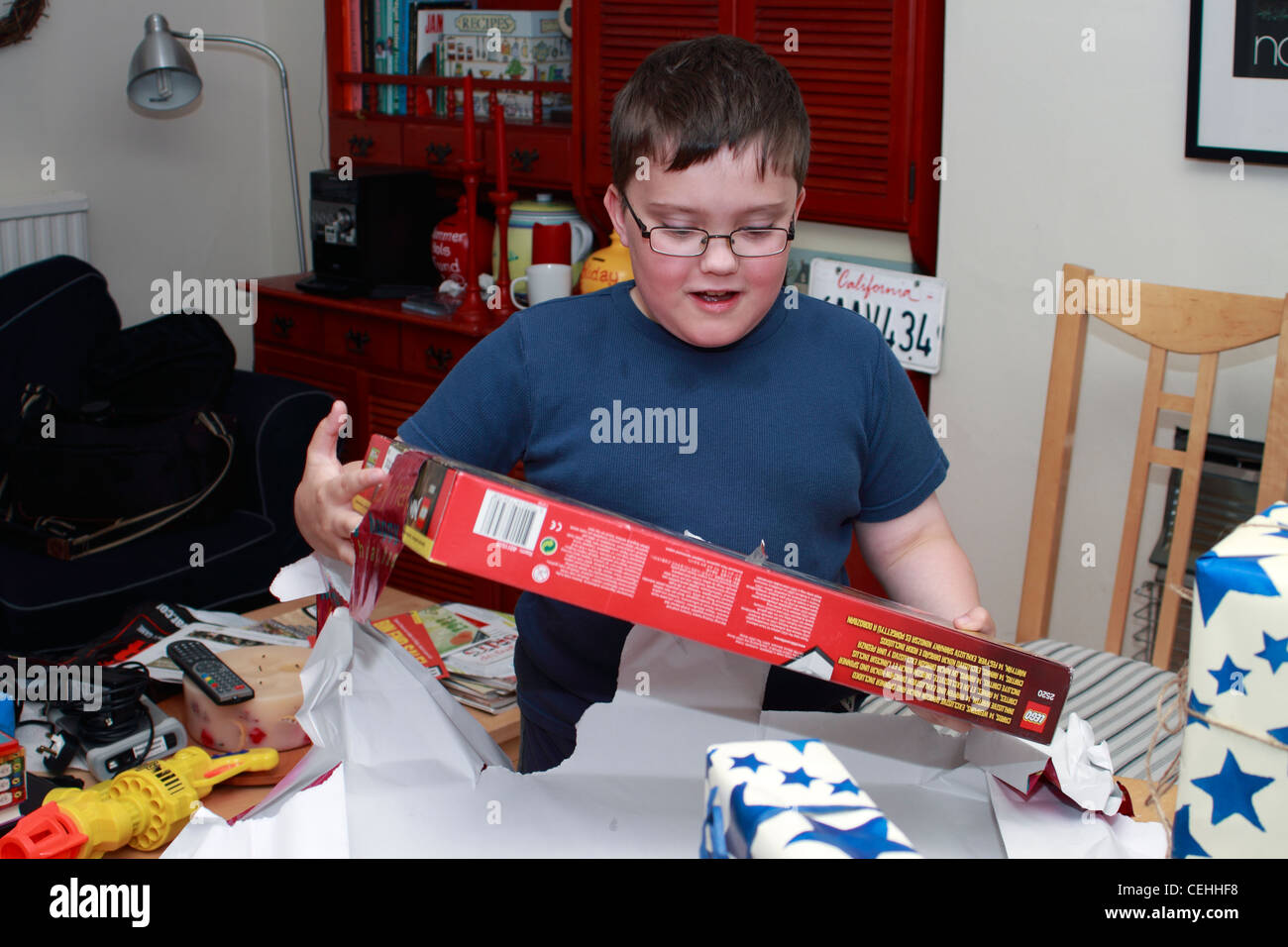 Haufen von Geschenken für Lewis an seinem zehnten Geburtstag Stockfoto