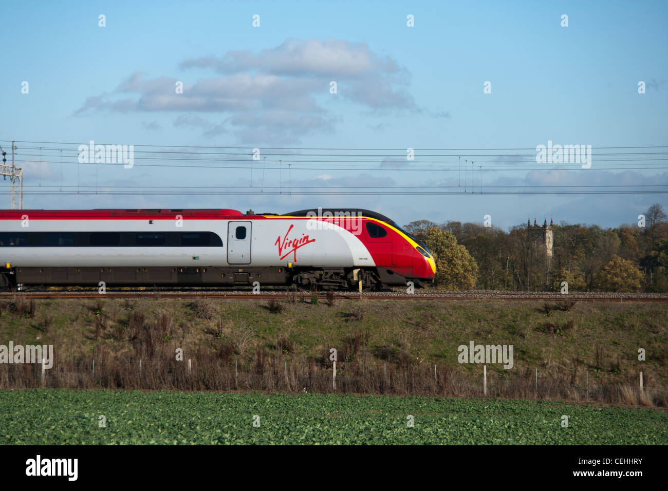 Jungfrau-Züge Pendolino Klasse 390 Zug vorbeifährt Grendon in der Nähe von Atherstone. Stockfoto