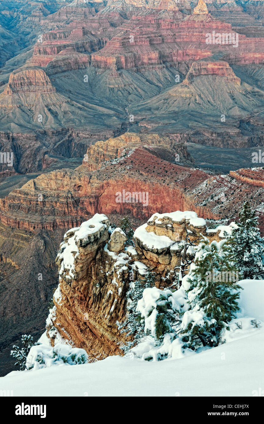 Bürgerlichen Dämmerung verstärkt die Farben von Arizona Grand Canyon National Park mit Schneefall entlang des South Rim am Mather Point. Stockfoto