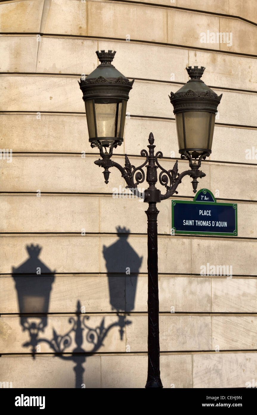 Laternen und Schatten am Ort Saint Thomas d'Aquin, Paris, Frankreich Stockfoto