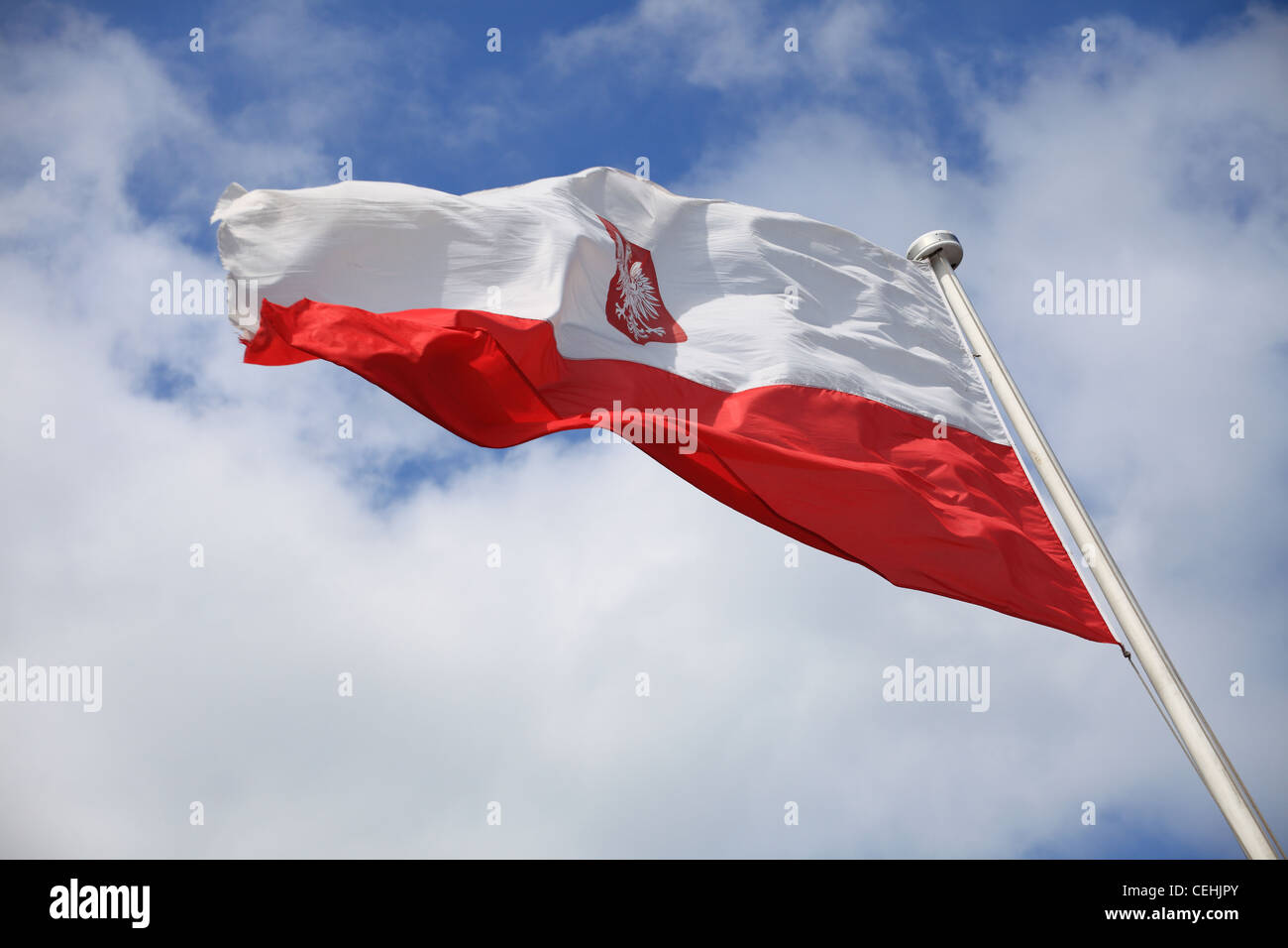 Flagge von Polen auf blauen Himmel im freien Stockfoto