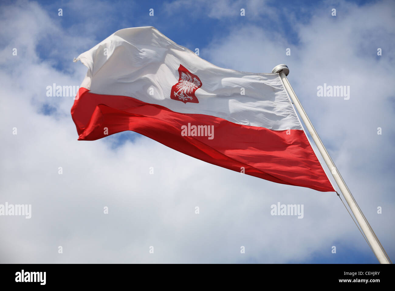 Flagge von Polen auf blauen Himmel im freien Stockfoto