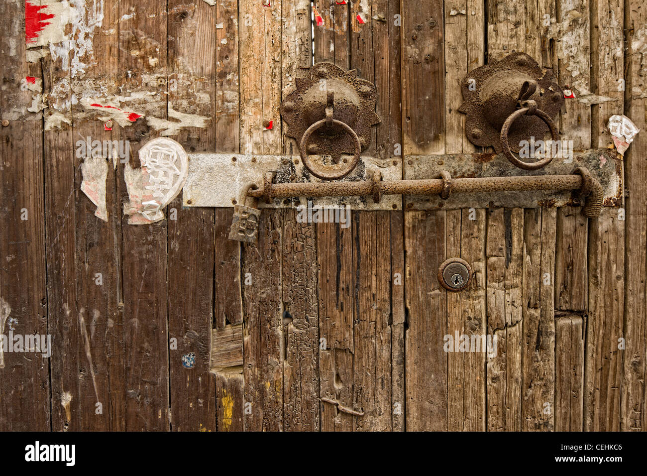 Ein Holz mit verrosteten Schloss Tür, Haken und Messing ziehen Stockfoto