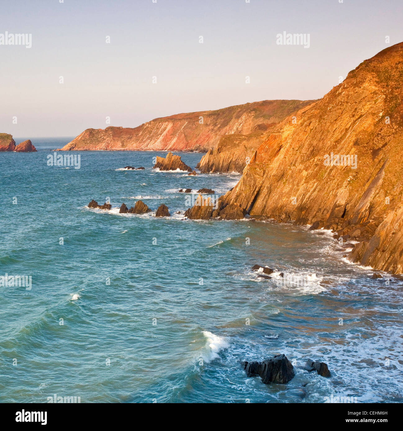 Blick auf die irische See und Gateholm Insel entlang der östlichen Ansatz von Pembrokeshire Coast Path, oben auf den Klippen entlang gesehen Stockfoto