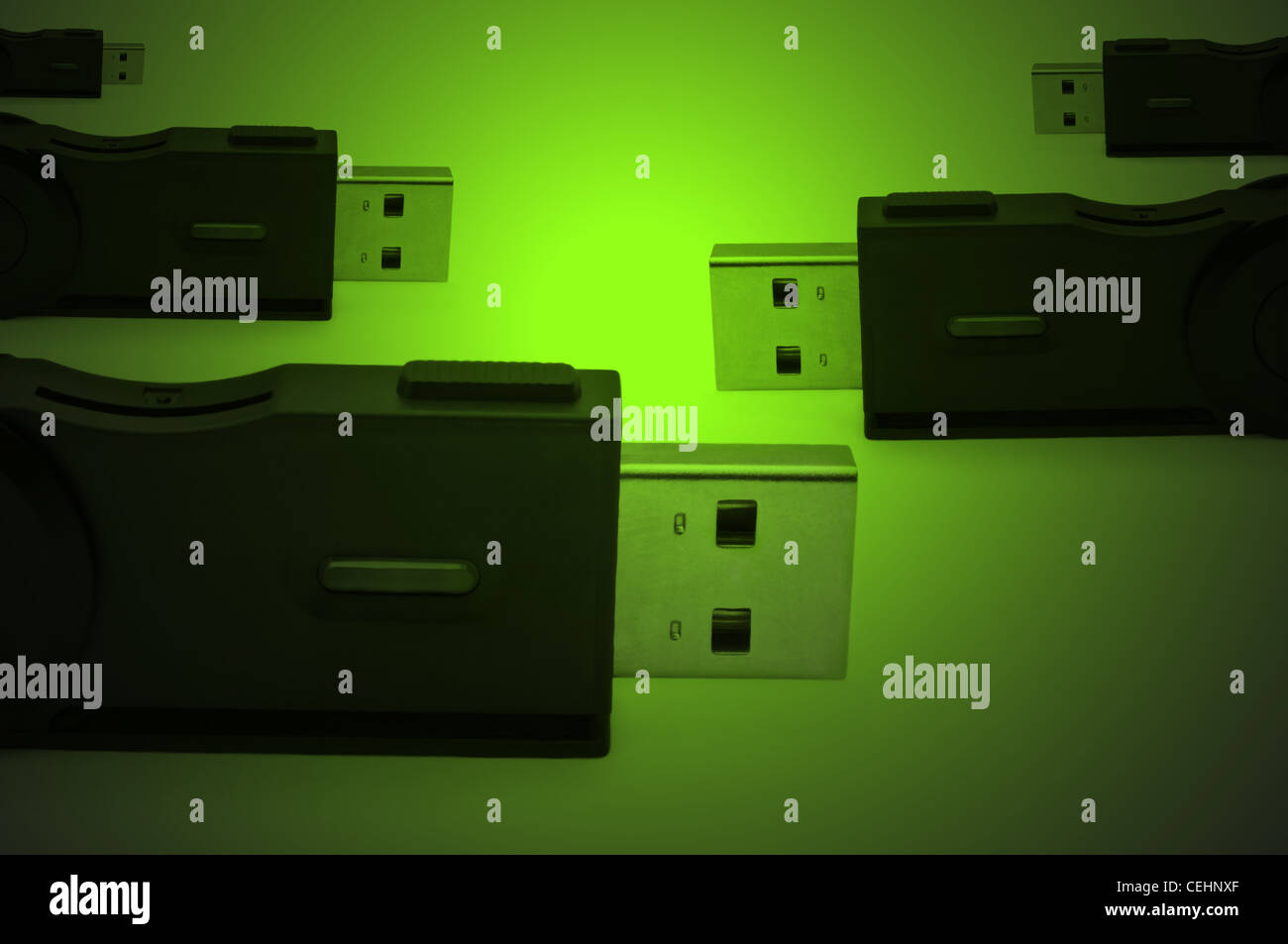 Enge und niedrige Niveau Erfassung von mehreren schwarzen USB-SD-Adapter über grünes Licht Effektfilter angeordnet Stockfoto