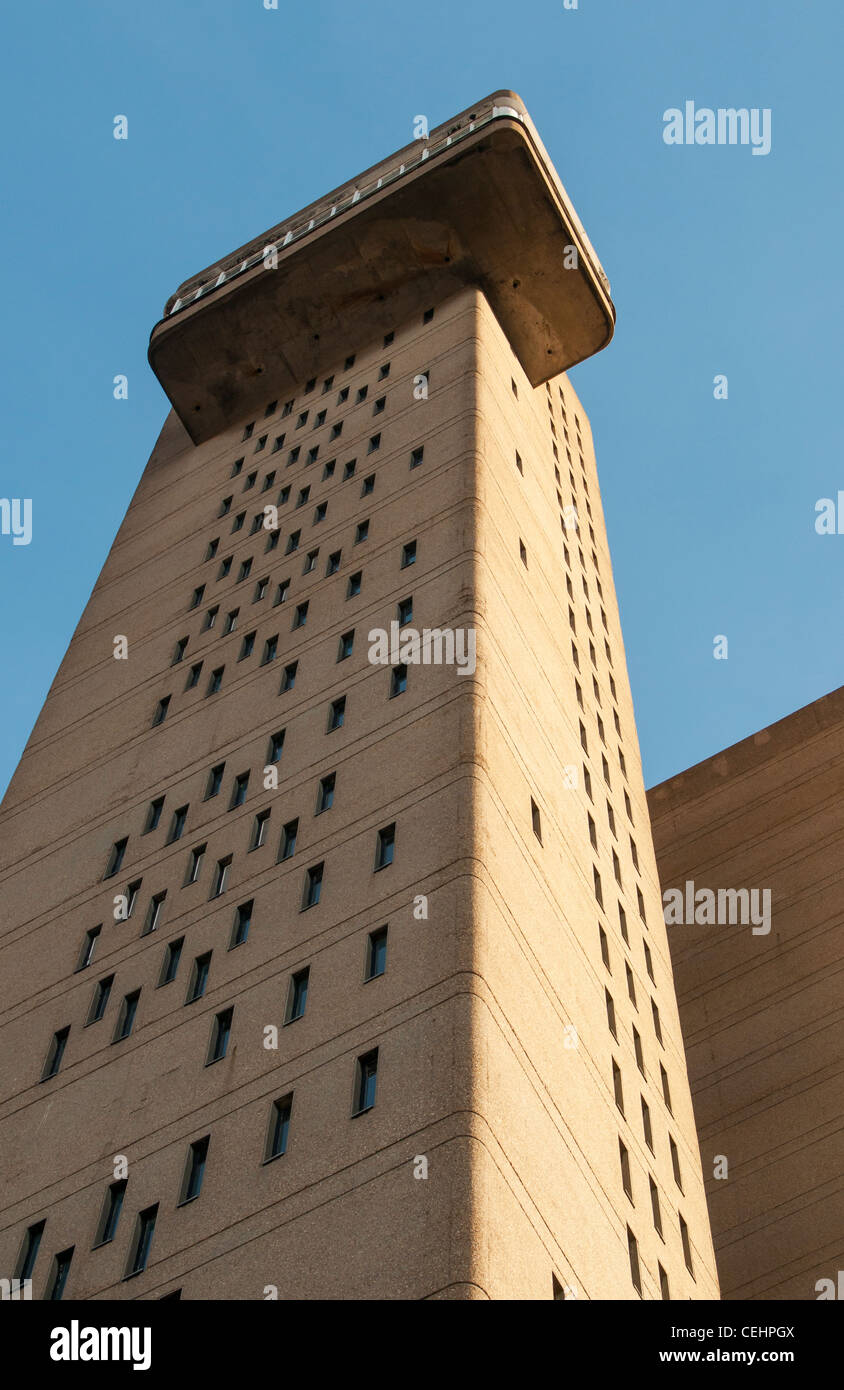 Trellick Tower entworfen 31-stöckige Wohnblock im brutalistischen Stil von Erno Goldfinger, North Kensington, London, England, UK Stockfoto