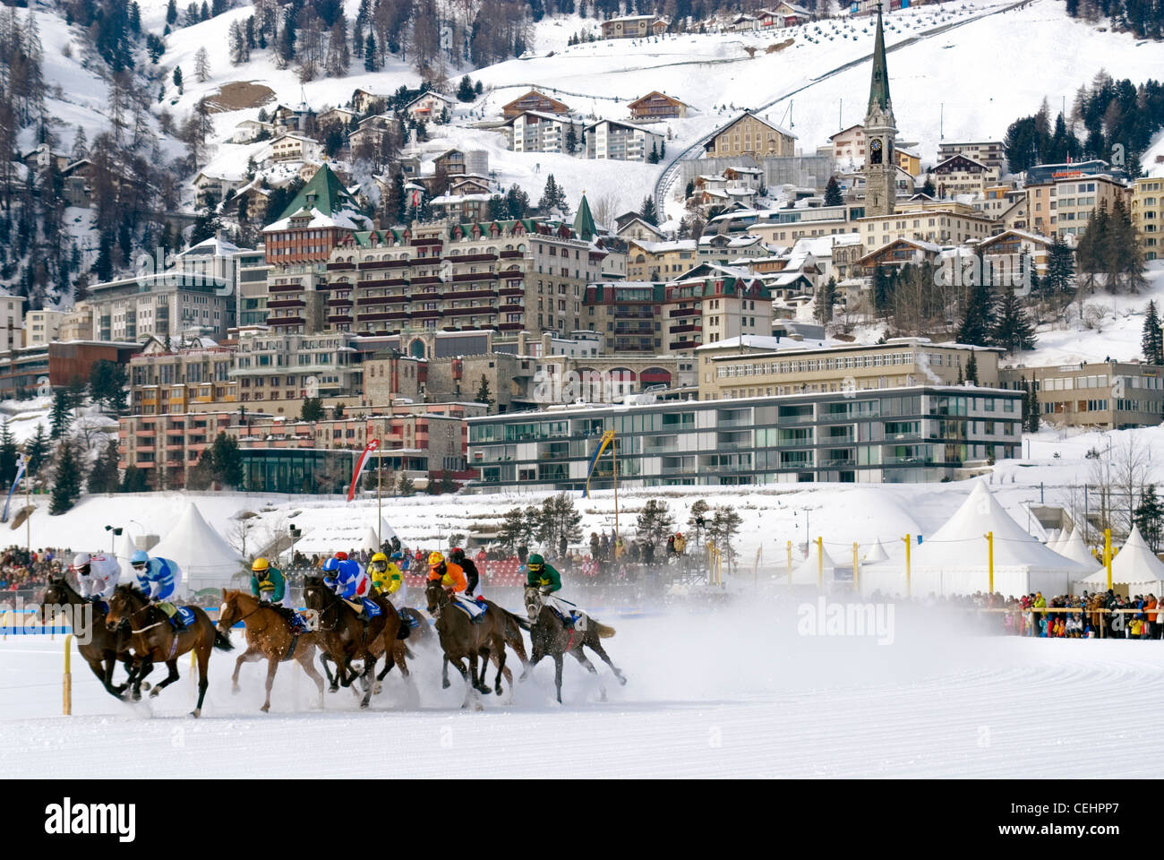 White Turf-Pferderennen vor St. Moritz Dorf, Schweiz Stockfoto