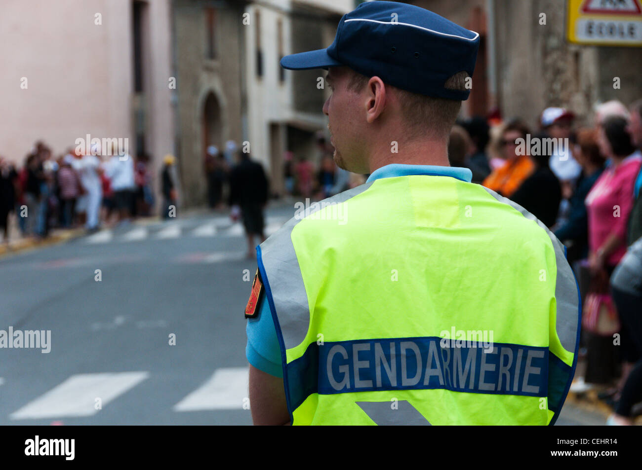 Ein Gendarm steuert die Massen warten auf der 2011 Tour de France zu durchqueren, ein kleines Dorf im Midi. Stockfoto