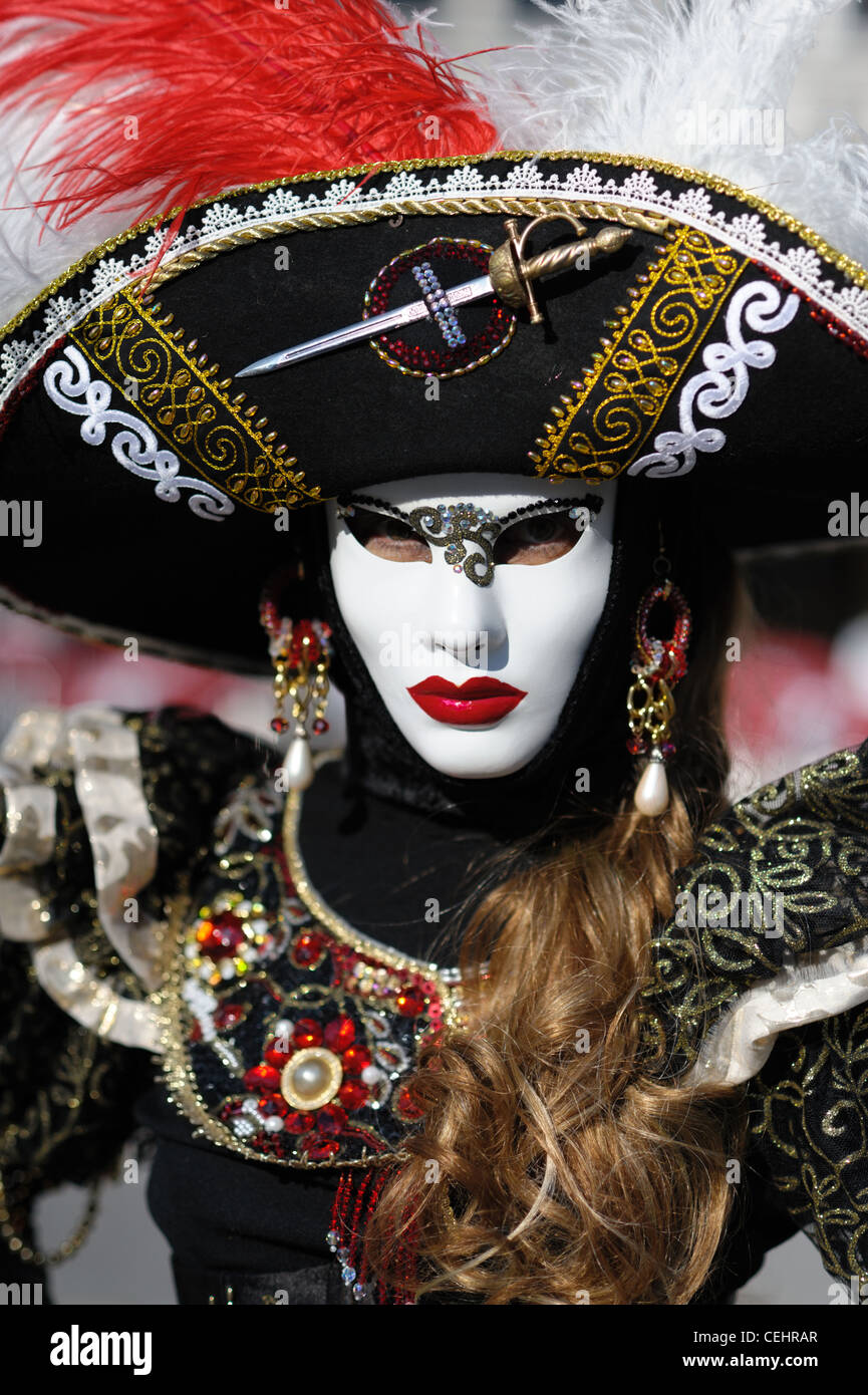 Traditionellen venezianischen Karnevalskostüm auf dem San Marco Platz Stockfoto