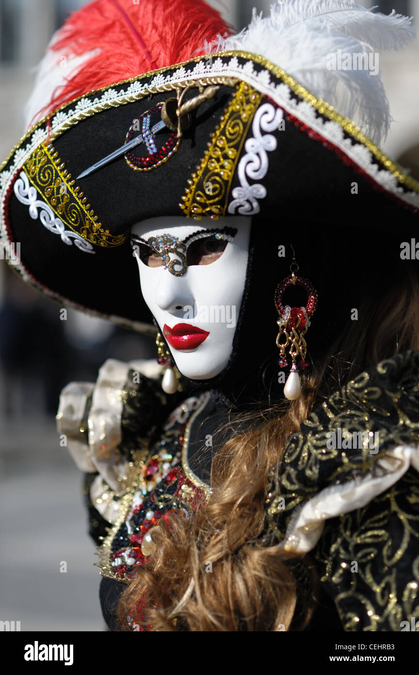 Traditionellen venezianischen Karnevalskostüm auf dem San Marco Platz Stockfoto