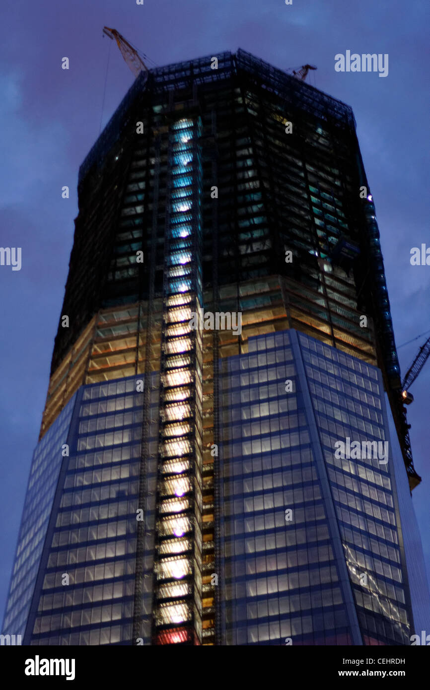 Turm auf der Ground Zero WTC-Baustelle vor der Kulisse der grüblerische Wolken am 10. September 2011. Stockfoto