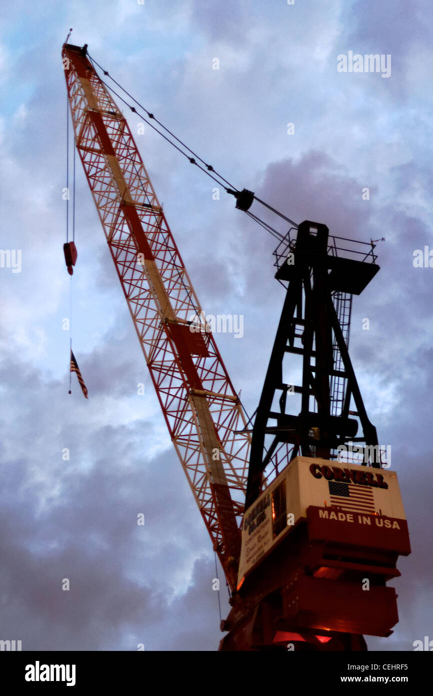 Kran vor einem wolkigen Himmel auf der Baustelle von Ground Zero WTC vor der Kulisse der grüblerische Wolken am 10. September 2011 Stockfoto