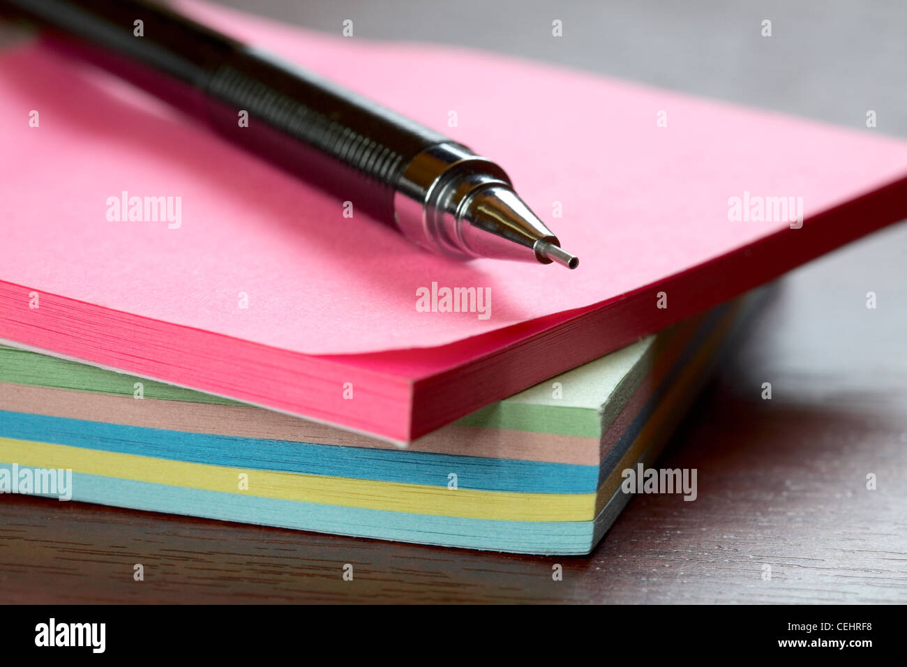 Druckbleistift mit einem Haufen von Aufklebern auf dem Schreibtisch Stockfoto