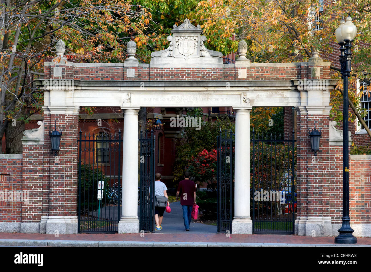 Das Straus Tor in Harvard Yard, der historische Kern des Campus der Harvard University in Cambridge, MA. Stockfoto