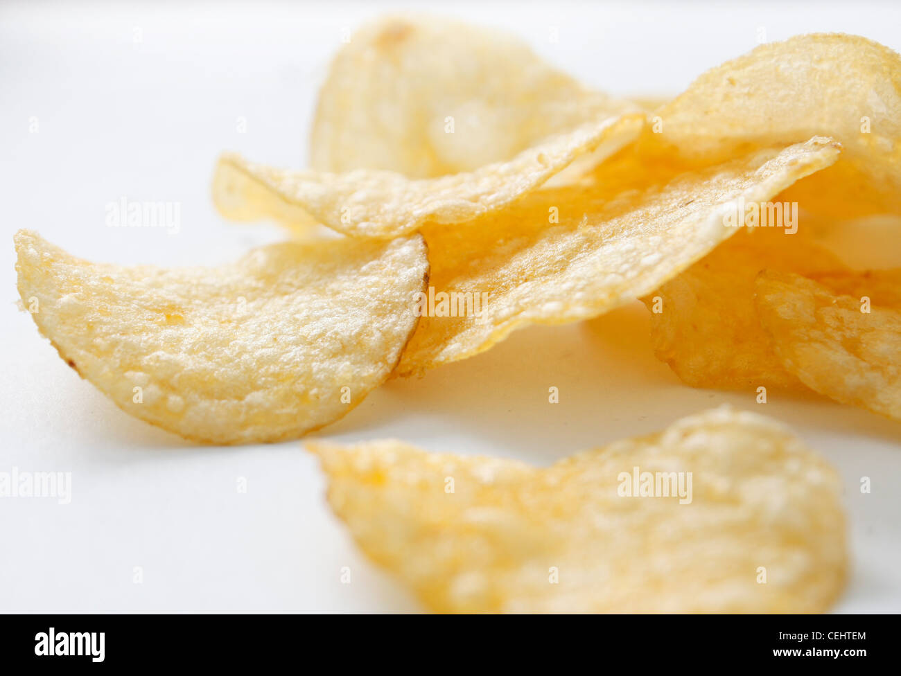 Eine Reihe von Kartoffel-Chips auf weiß Stockfoto