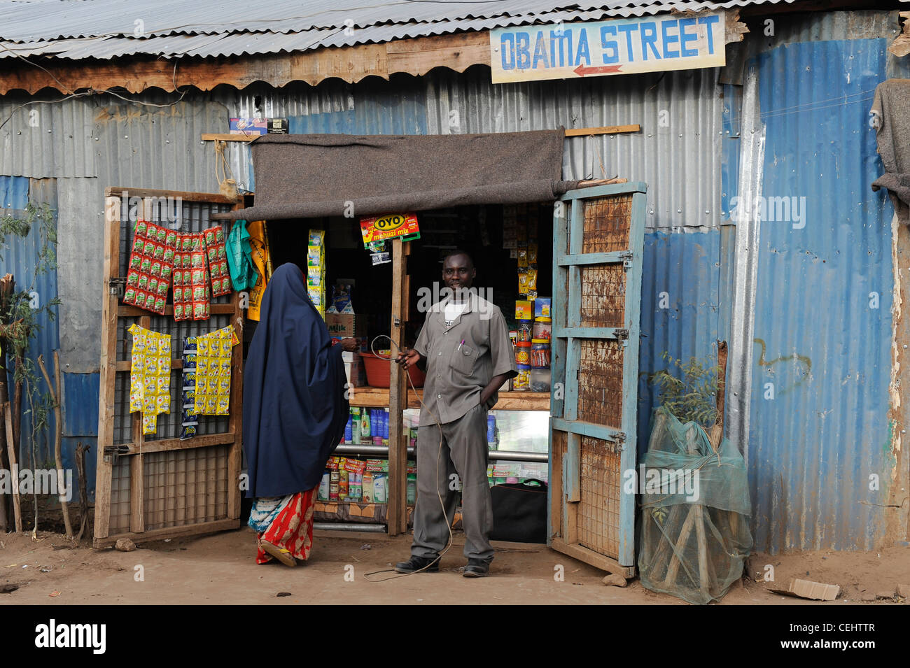 Afrika KENIA Turkana-Region, Flüchtling Lager Kakuma, Geschäft in Obama Street, UN-Organisationen als WFP UNHCR und LWB geben Relief Service 80,000 Flüchtlinge Stockfoto