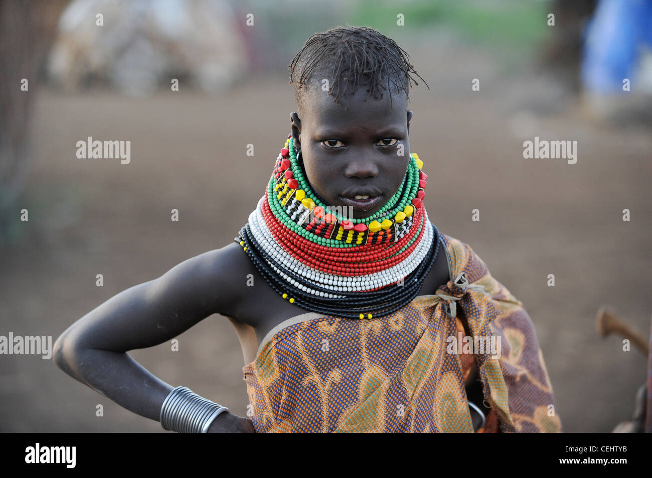KENIA Turkana Region, Kakuma, Turkana ein nilotischer Stamm, Hungerkatastrophen sind dauerhaft aufgrund des Klimawandels und der Dürre, Don Bosco verteilt Nahrungsmittel an hungernde Frauen und Kinder Stockfoto