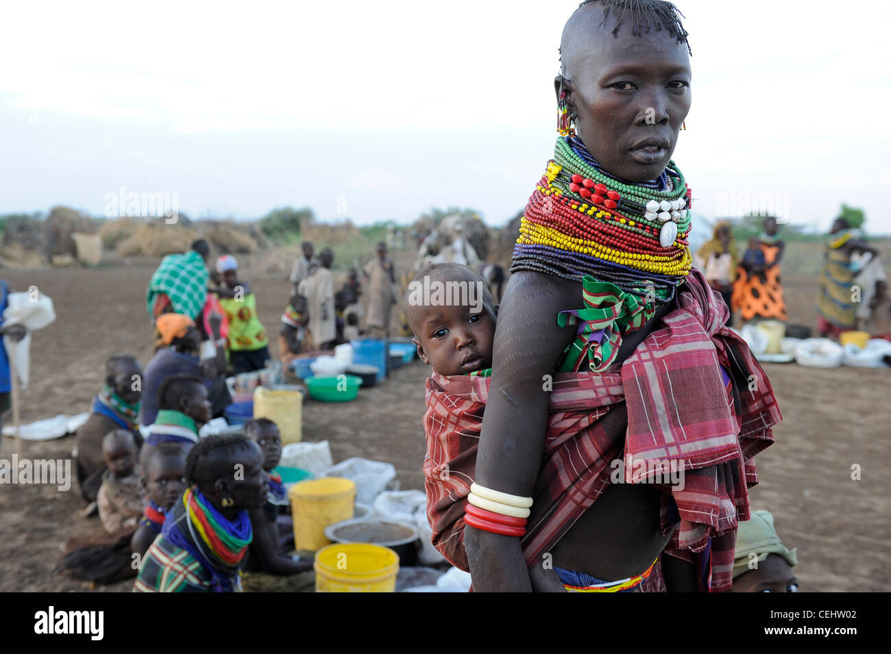 KENIA Turkana Region, Kakuma, Turkana ein nilotischer Stamm, Hungerkatastrophen sind dauerhaft aufgrund des Klimawandels und der Dürre, Don Bosco verteilt Nahrungsmittel an hungernde Frauen und Kinder Stockfoto