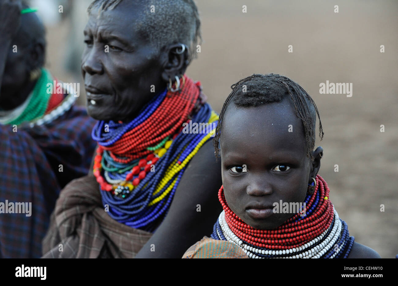 KENIA Turkana Region, Kakuma, Turkana ein nilotischer Stamm, Hungerkatastrophen sind dauerhaft aufgrund des Klimawandels und der Dürre, Don Bosco verteilt Nahrungsmittel an hungernde Frauen und Kinder Stockfoto