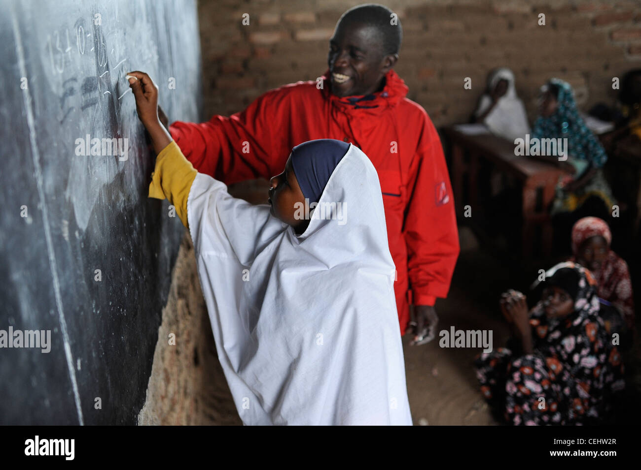 Afrika Kenia Region Turkana, Flüchtlingslager Kakuma, UN-Organisationen wie das UNHCR und WFP LWB geben Relief Service bis 80.000 Flüchtlinge, die somalische Mädchen mit Kopftuch in der Schule Stockfoto