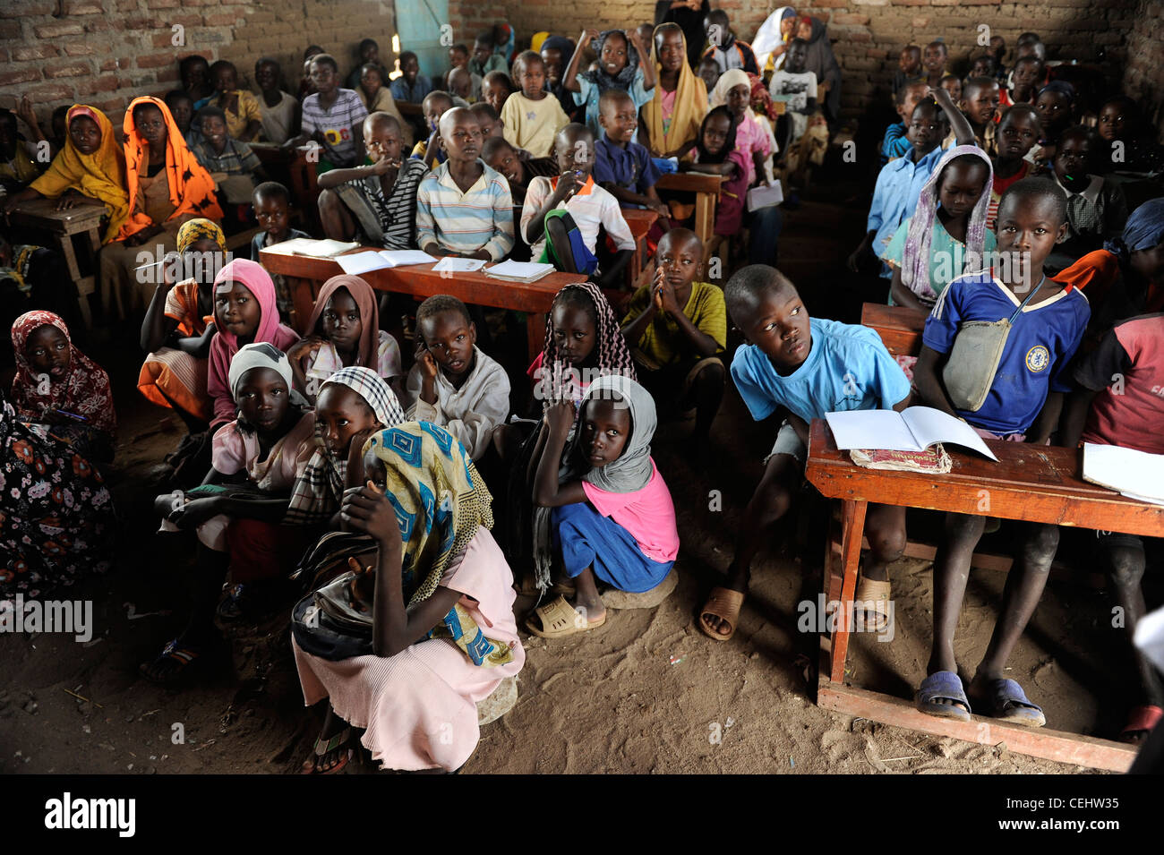 Afrika KENIA Turkana-Region, Flüchtling Lager Kakuma, UN-Organisationen als WFP UNHCR und LWB geben Relief Service 80,000 Flüchtlinge, Flüchtlingskinder in der Schule Stockfoto