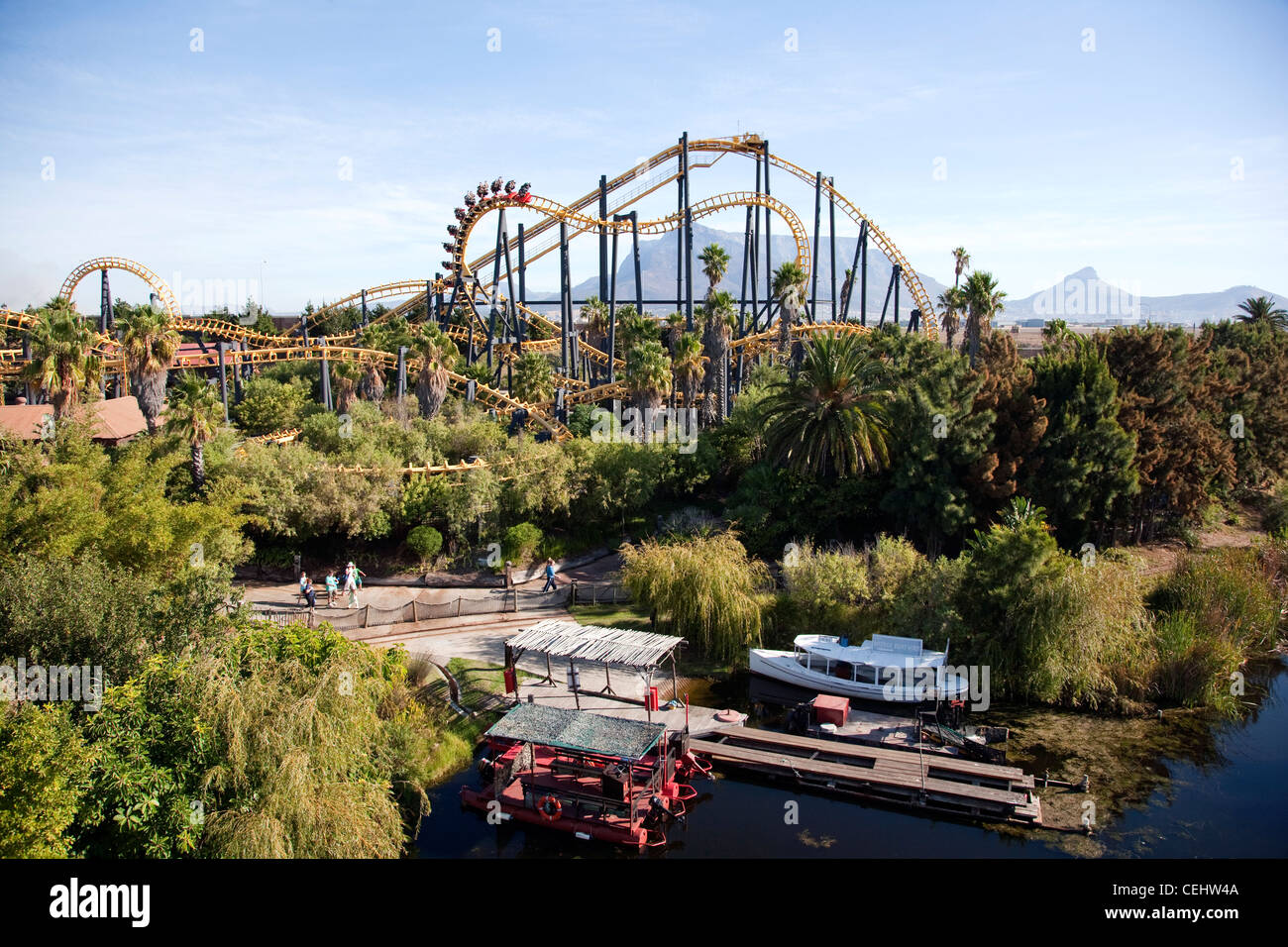 Cobra-Achterbahn. Ratanga Junction Freizeitpark, Kapstadt, Westkap Stockfoto