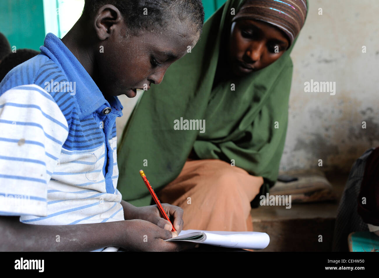 Afrika KENIA Turkana-Region, Flüchtling Lager Kakuma, UN-Organisationen als WFP UNHCR und LWB geben Relief Service 80,000 Flüchtlinge, Somali junge im Trauma Beratung Klasse Stockfoto