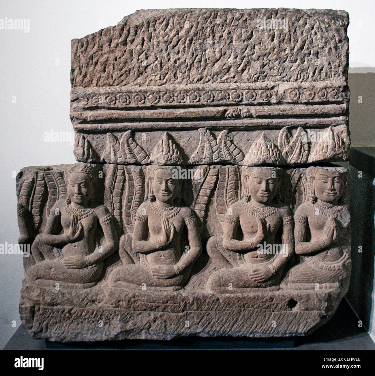 Vier Kinnara Apsaras knienden Relief 13. Jahrhundert n. Chr. Khmer Bayon Stil Royal Terrasse Angkor, Kambodscha Kambodscha Stockfoto