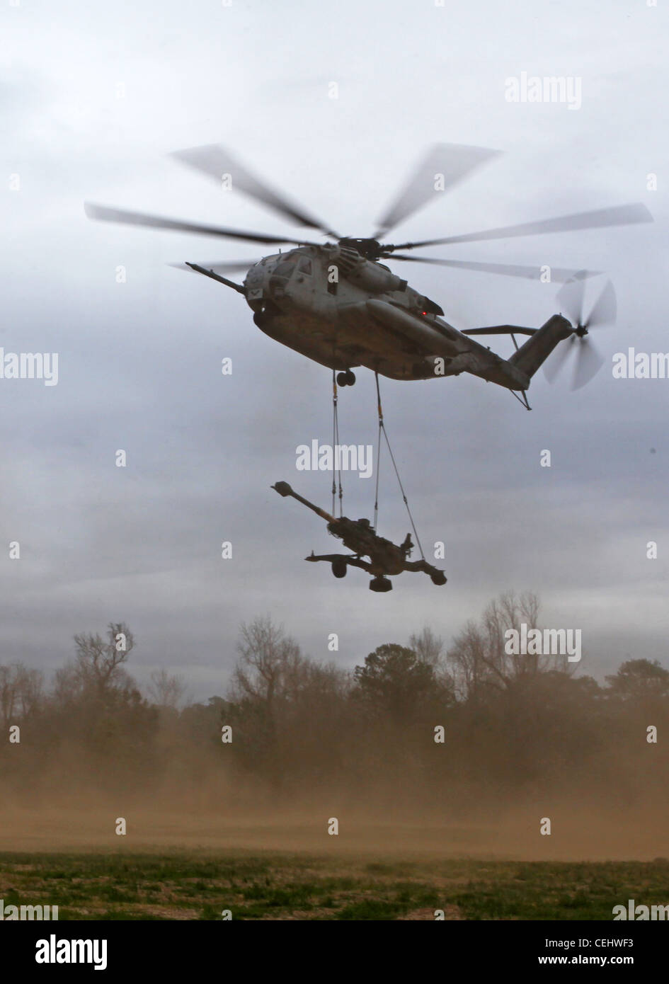 .CAMP LEJEUNE N.C. - EIN CH-53E Super Hengst mit Marine Medium Tiltrotor Squadron VMM-261 (verstärkt), 24. Marine Expeditionary Unit Airdrops ein M-777 Howitzer hier, 14. Februar 2012 während der Entladung Verfahren für ihre Zertifizierung Übung (CERTEX). Der 24. MEU führt CERTEX mit der Iwo Jima Amphibian Ready Group durch, die vom 27. Januar bis 17. Februar geplant ist.Diese beinhaltet eine Reihe von Missionen, die die Einheit für ihren bevorstehenden Einsatz bewerten und zertifizieren sollen. Die CH-53E Super Hengste sind aus der Marine Corps Air Station New River. Stockfoto
