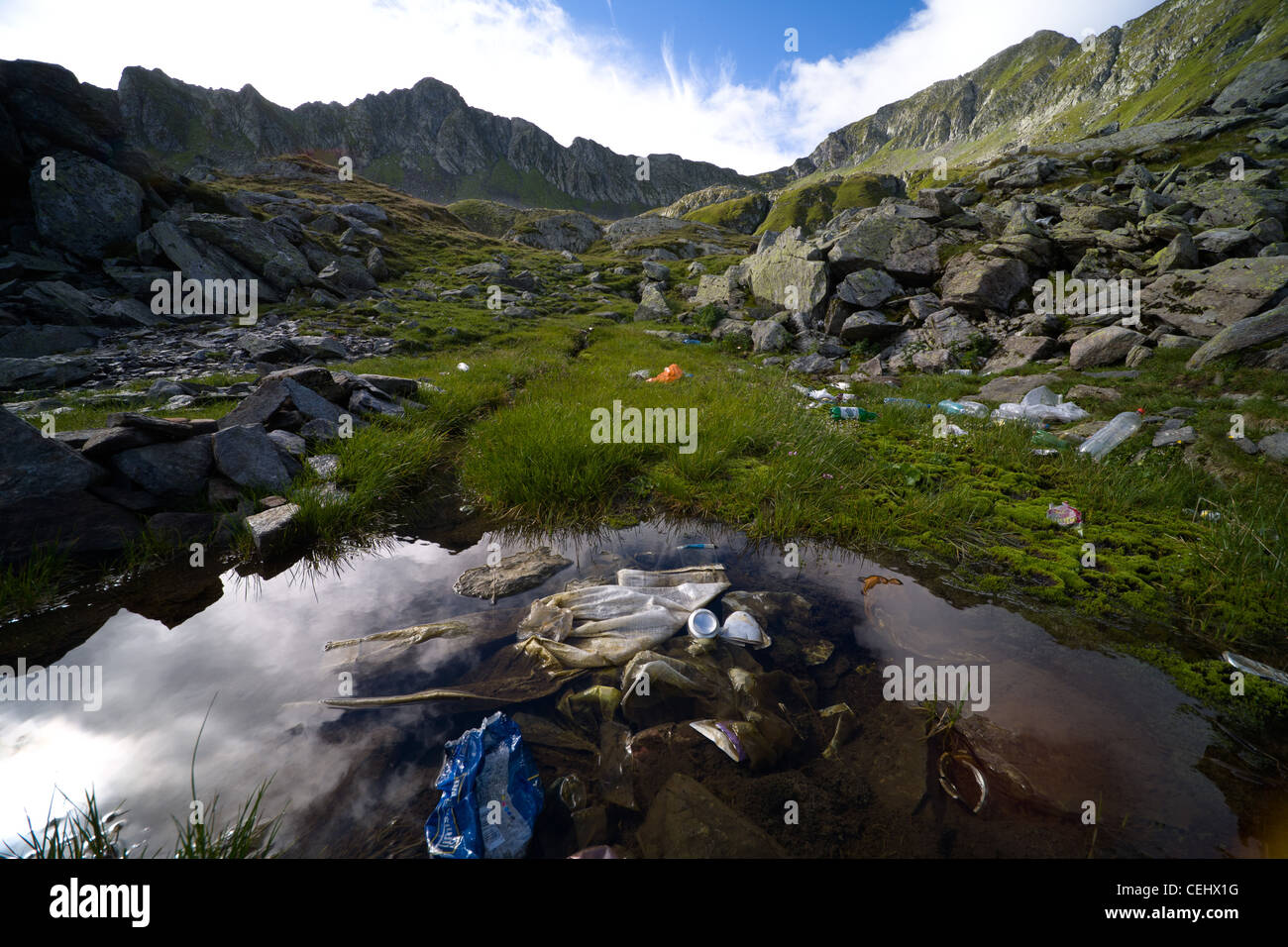 Menschlicher Abfälle zerstört schöne Berglandschaft Stockfoto