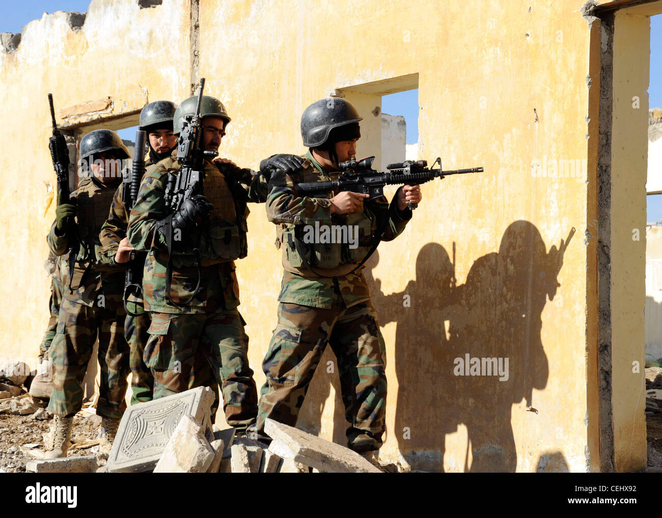 Soldaten des 8. Kommandos Kandak bereiten sich darauf vor, während einer Trainingsübung im Bezirk Tarin Kowt, Provinz Uruzgan, Afghanistan, Februar 14, einen Raum zu betreten. Das 8. Kommando Kandak arbeitet mit den Special Operations Forces der Koalition zusammen, um Operationen in den Provinzen Uruzgan und Zabul durchzuführen. Stockfoto